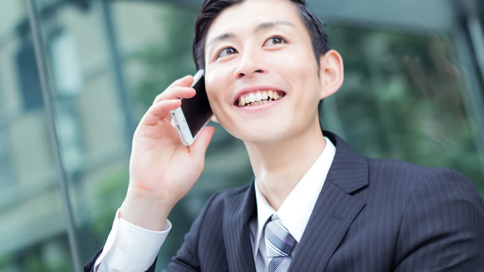 社会と繋がる仕事をする男性