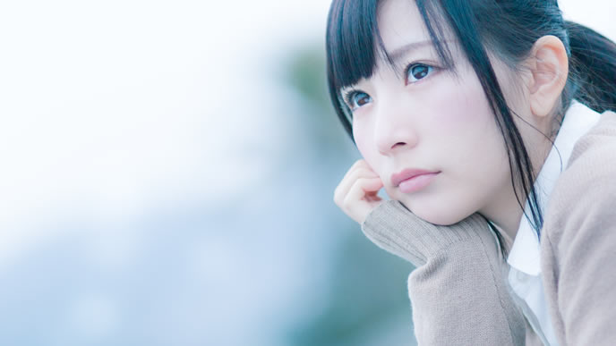 考えごとをする女性