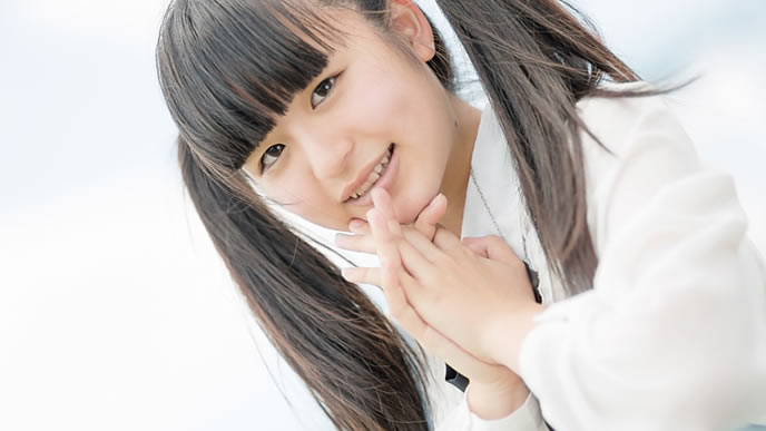 お願いをする女性