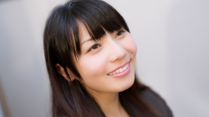 素敵な笑顔の落ち着いている女性