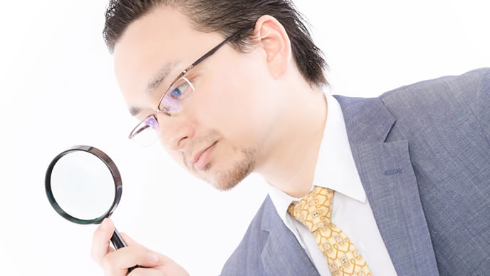 新しい髪型に挑戦しようとしている男性