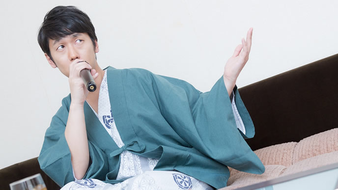 １人で趣味を楽しむ男性