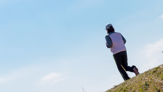 ジョギングで汗を流す男性