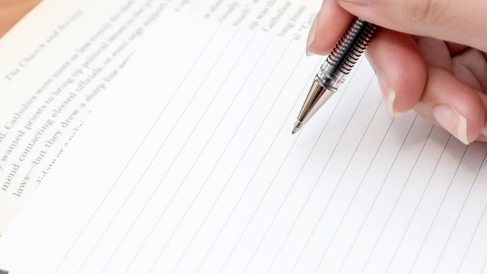 退職願を書こうとしている人