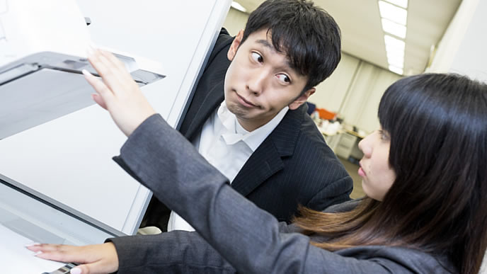 同僚の仕事中に割り込む自分主体の男性