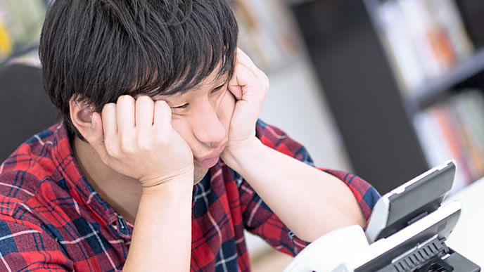 電話の前で気分を切り替えている男性