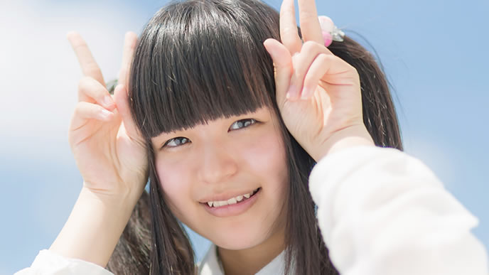 二重敬語にならない例を聞いてはしゃぐ女性