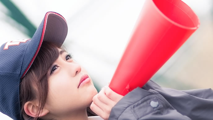 大声で野球を応援する女性