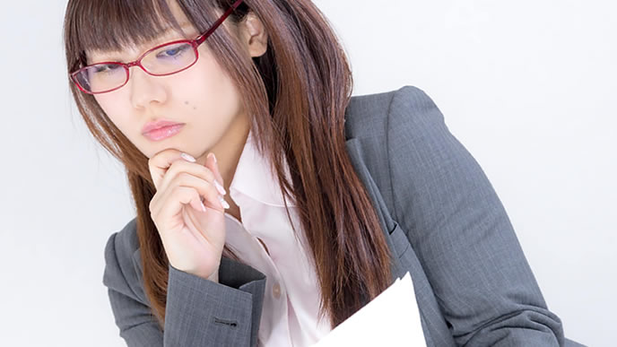 退職願の用紙を選んでいる女性