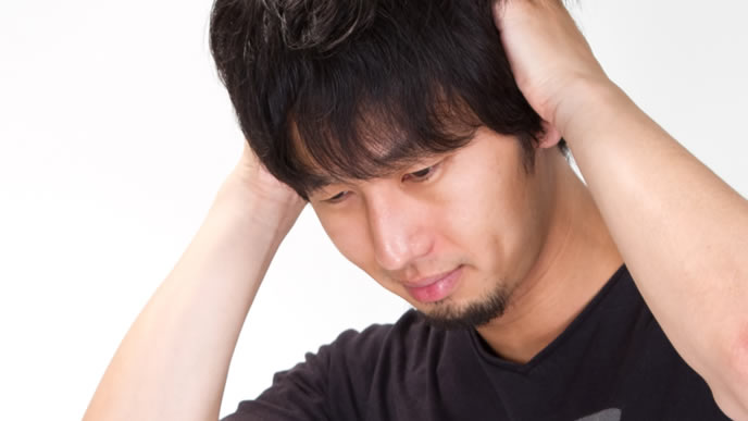 封筒選びで悩む男性