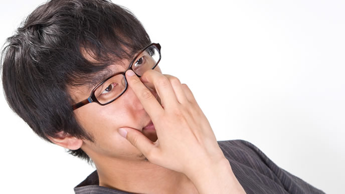 メガネを直すインテリの男性