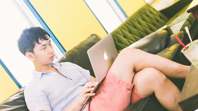 仕事でもプライベートでも大活躍のエクエルを使う男性