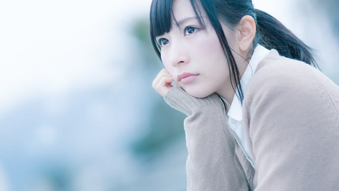 家庭について悩み事がある女性