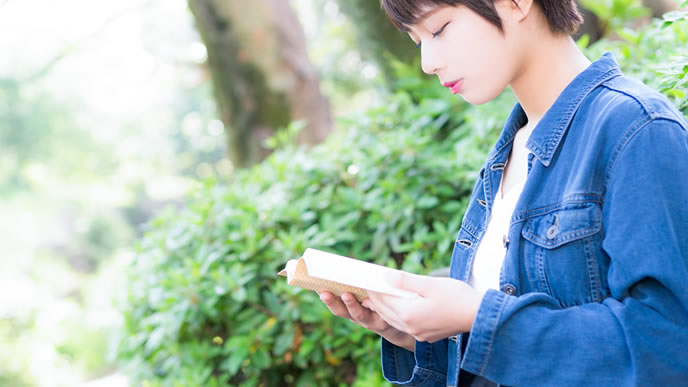 勉学に集中する女性