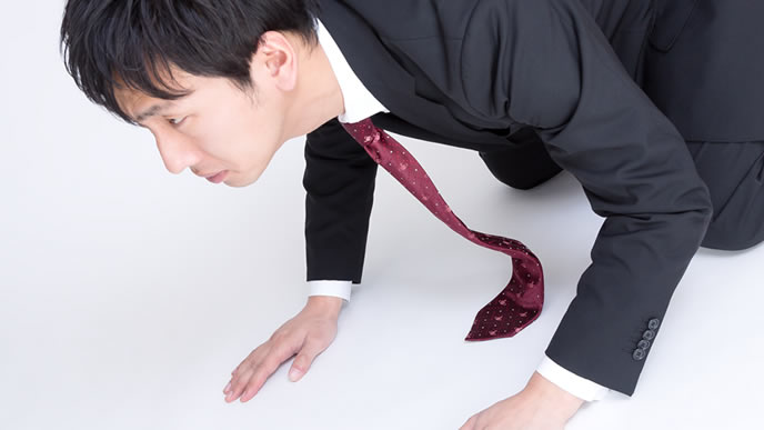 とにかく土下座する男性