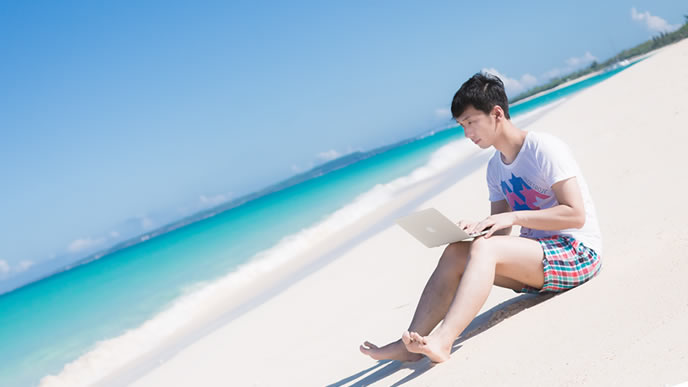 海岸で仕事をする男性