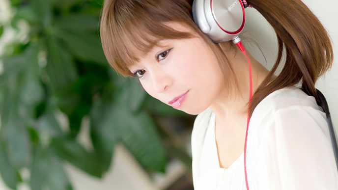 音楽を聴きながら仕事をする女性