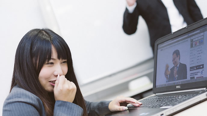 メールを送るつもりがネットサーフィンをしてしまう女性