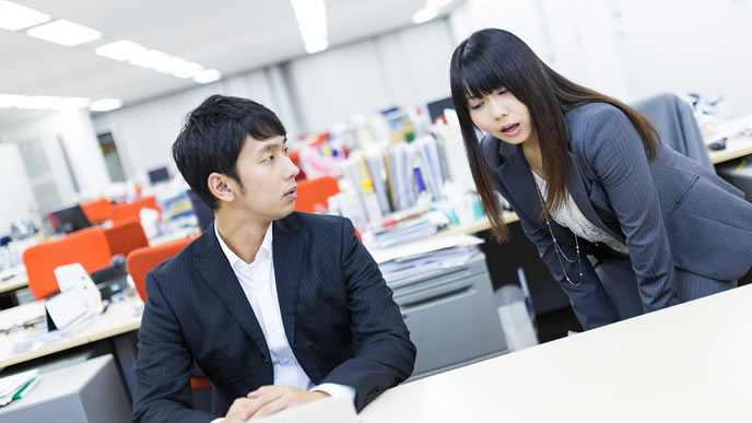 上司に頑張っているアピールをする女性
