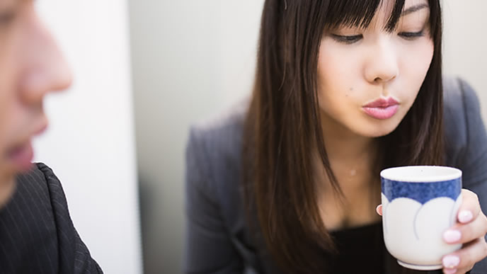 お茶を冷まして気が利くアピールする女性