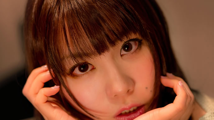 真っ直ぐ見つめてアプローチをかける女性