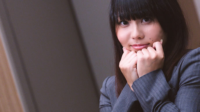 女性らしい仕草で上司にアプローチする女性