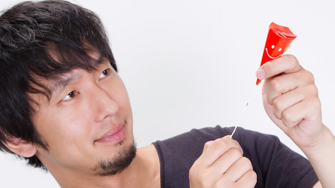 上司の誕生日をクラッカーで祝う男性