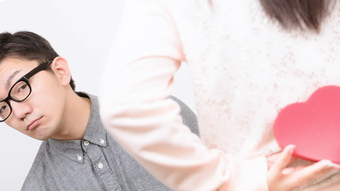 送別会でプレゼントを貰う男性