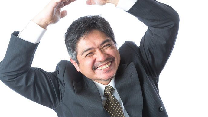 退職祝いで年甲斐もなくはしゃぐ男性