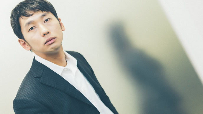 自分のパワハラについて相談されて呆然とする男性