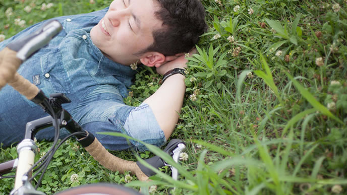 お昼寝をする職業の男性