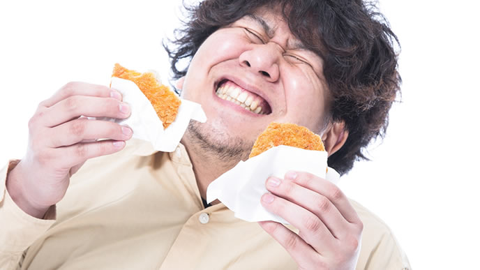 グルメ番組の仕事中の男性