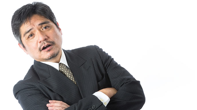 腕組みしながら退職金の計算をする上司