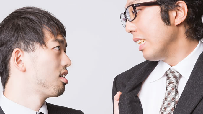 気に入らない上司と喧嘩をする男性