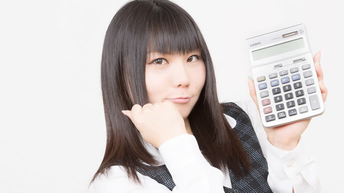 計算機で退職金の相場を計算する女性