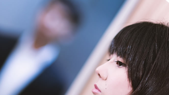 悩みを相談しようか悩む女性