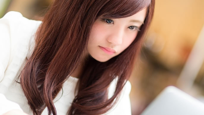 パソコンで相談できるサイトを探している女性