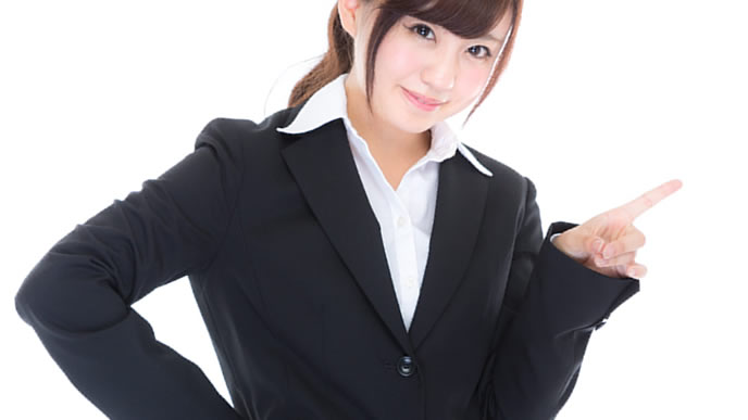 パワハラをする上司に注意する女性
