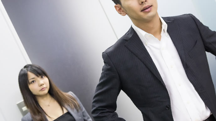 上司を呼び出し真相を尋ねる女性