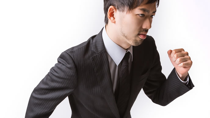 素早いダッシュで移動する男性