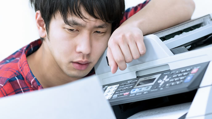 追加の依頼がきてうんざりする男性