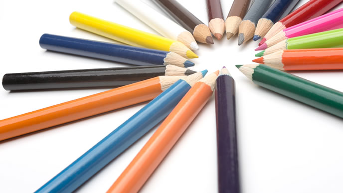 色とりどりのカラフルな色鉛筆