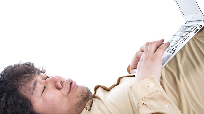 器用な指使いでショートカットキーを入力する男性