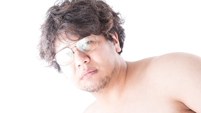 キリっとした表情で仕事を拒む男性