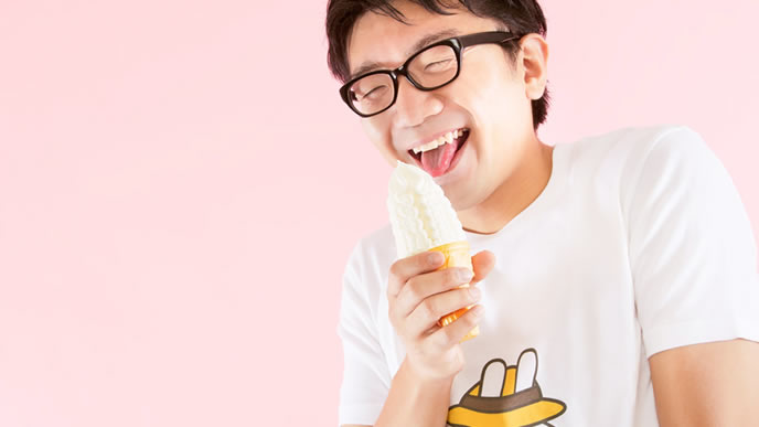ご褒美のソフトクリームに歓喜する男性