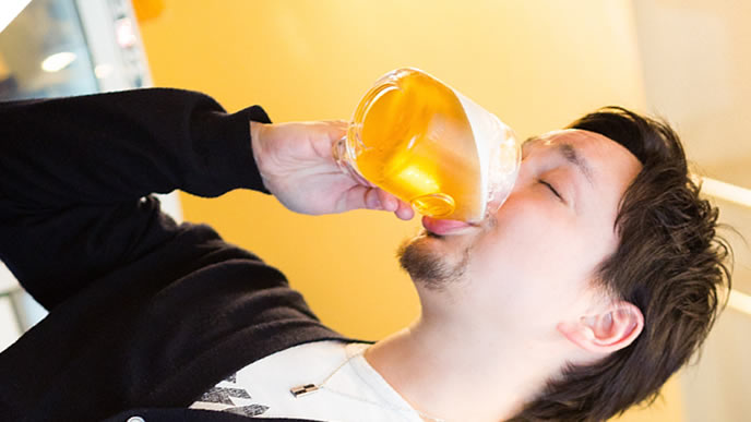 仕事帰りの楽しみを味わう男性