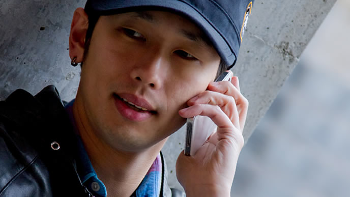 電話で仕事の人間関係について相談する男性