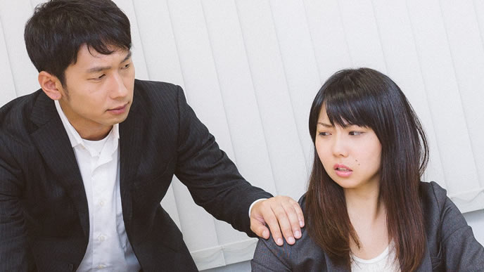 苦手な上司にセクハラまがいの行為をされ激怒する女性