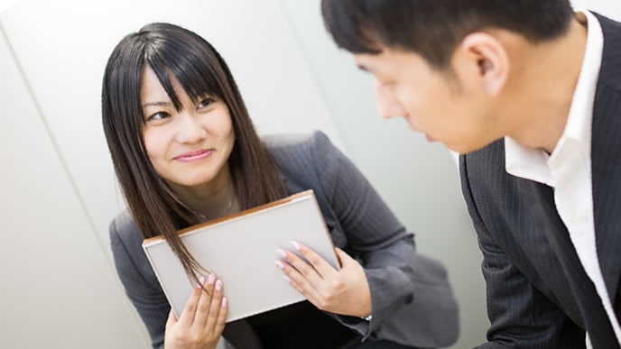苦手な上司にも笑顔で対応する女性