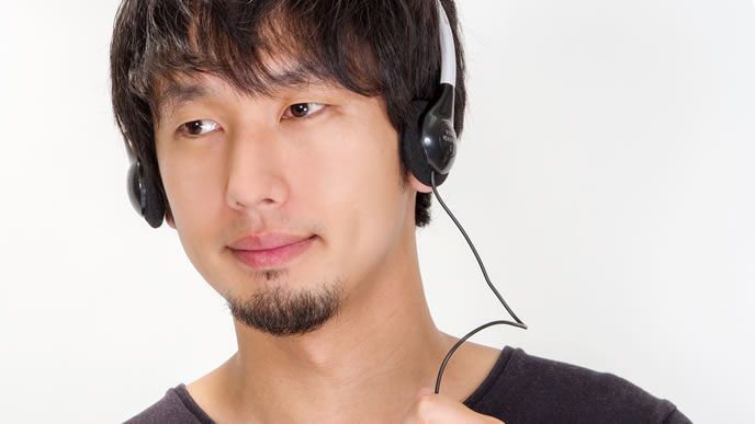 目を輝かせて音楽を聴く男性